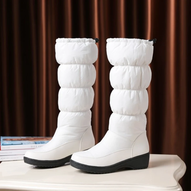 REAVE CAT/Большие размеры 35-44, новинка г. Модные женские ботинки теплые зимние ботинки на пуху зимние сапоги до середины икры на толстом меху Размеры 35-44, whit