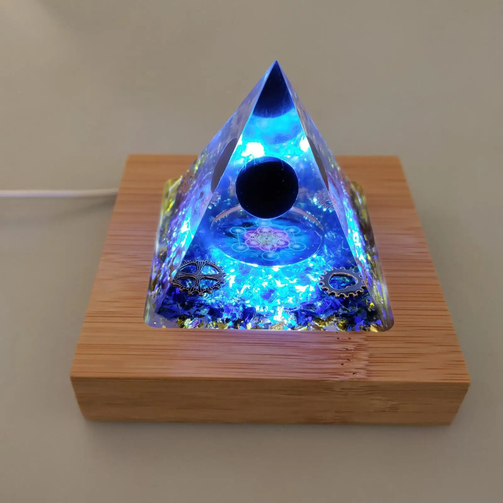 Большой Orgone Пирамида w/светодиодный светильник с деревянной основой украшением в