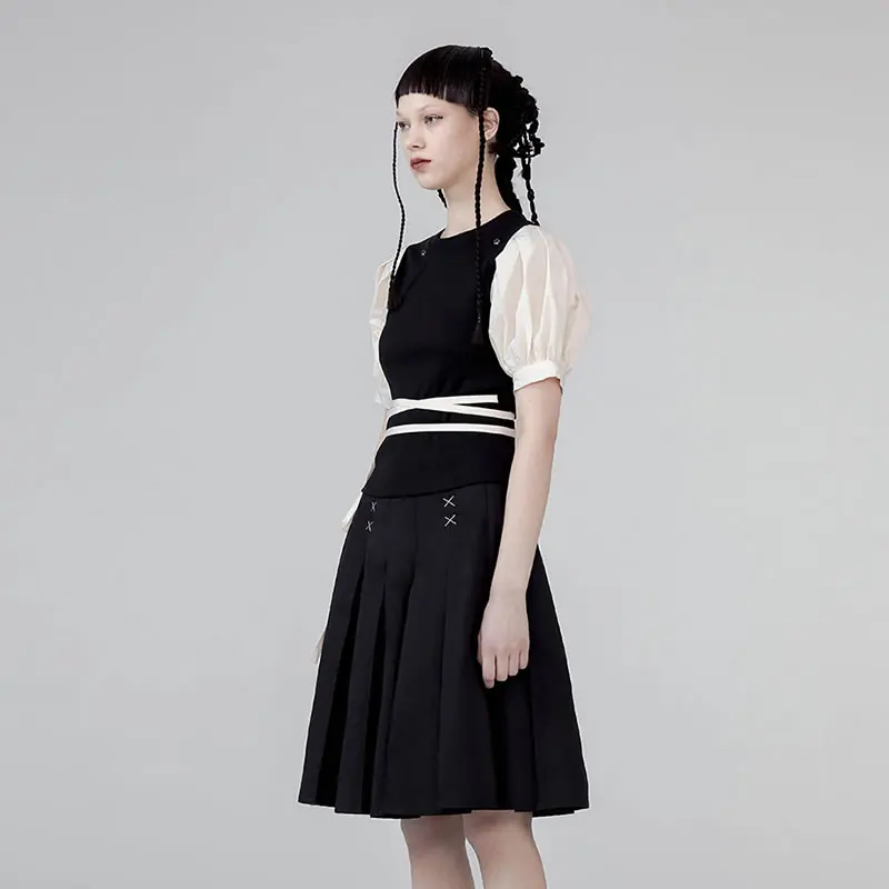 Футболка женская черная трикотажная с рукавами-фонариками и круглым вырезом |