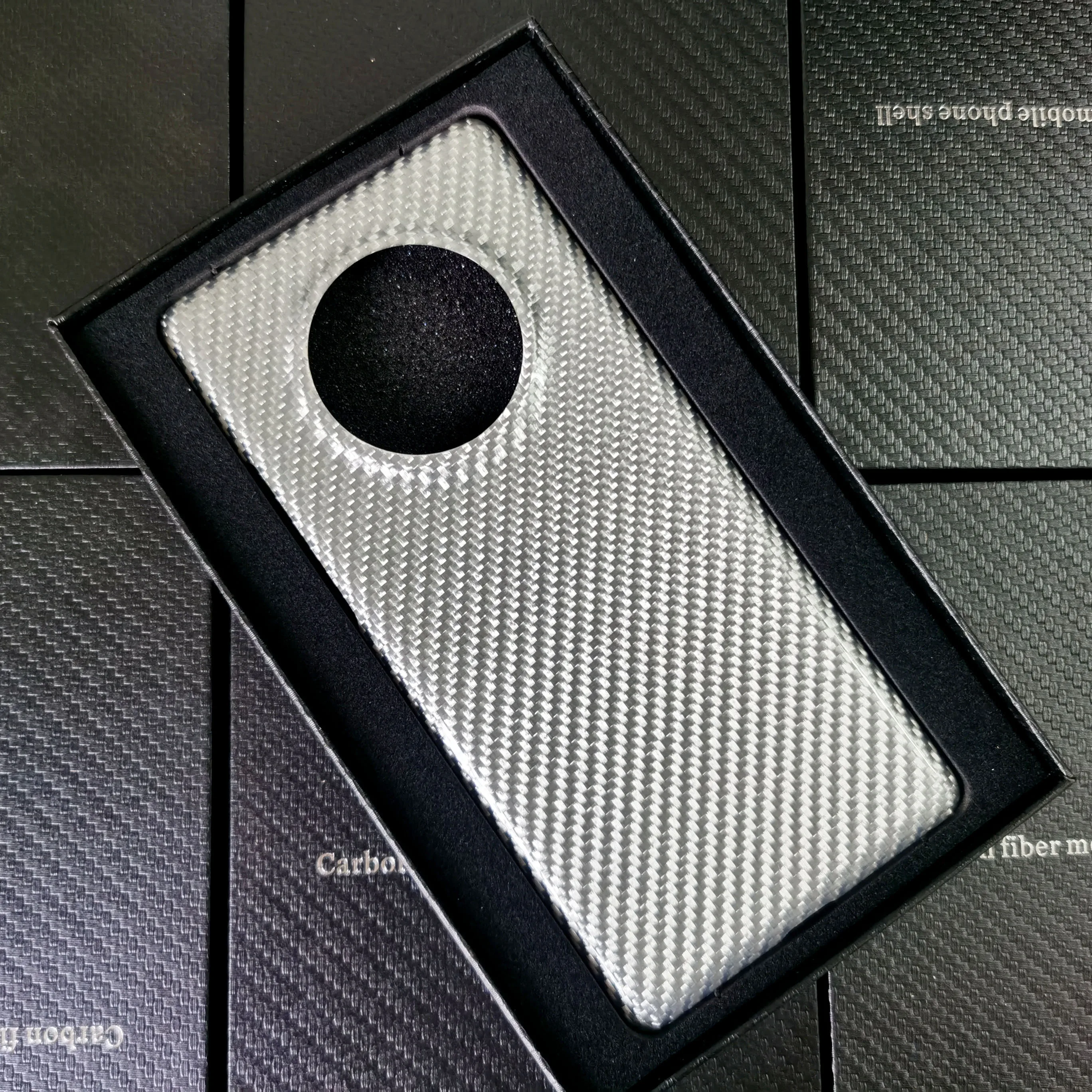 Серебристый глянцевый чехол из углеродного волокна для спортивного автомобиля