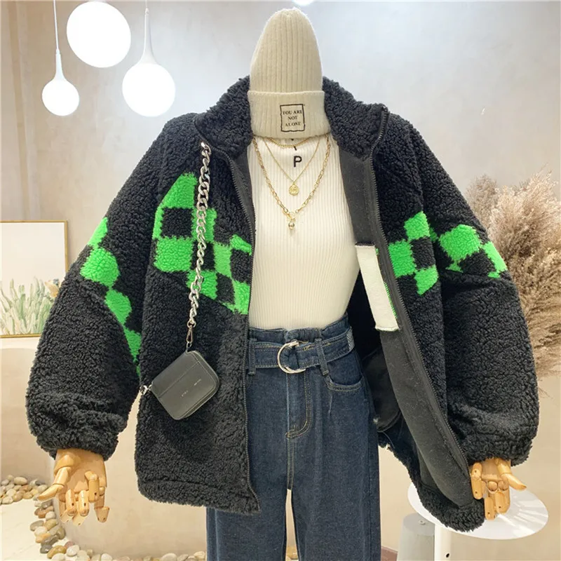 

Новая женская одежда нишевого дизайна зима 2021, Свободное пальто из овечьей шерсти, контрастный плюшевый кардиган контрастной расцветки на ...