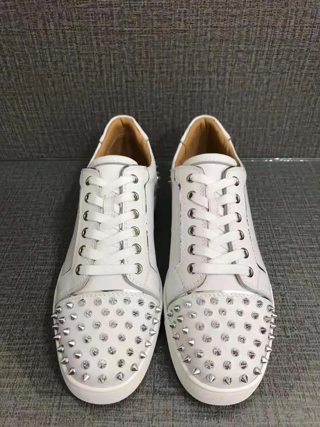 

Кроссовки с заклепками на низкой подошве для мужчин и женщин, повседневная обувь в европейском и американском стиле, с заостренным носком, н...