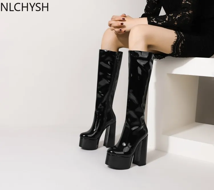 Женские сапоги из микрофибры черные высокие до колена на толстой платформе и