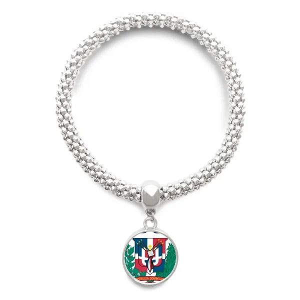 Серебряный браслет с круглой подвеской гербом страны Доминиканской Республики