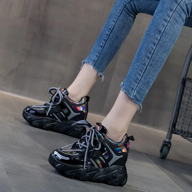 

Черный внутренняя увеличение папа женская обувь 7 см тонкий и невидимый 2020 Новинка осени Лакированная кожа обувь; Женские кроссовки на плат...