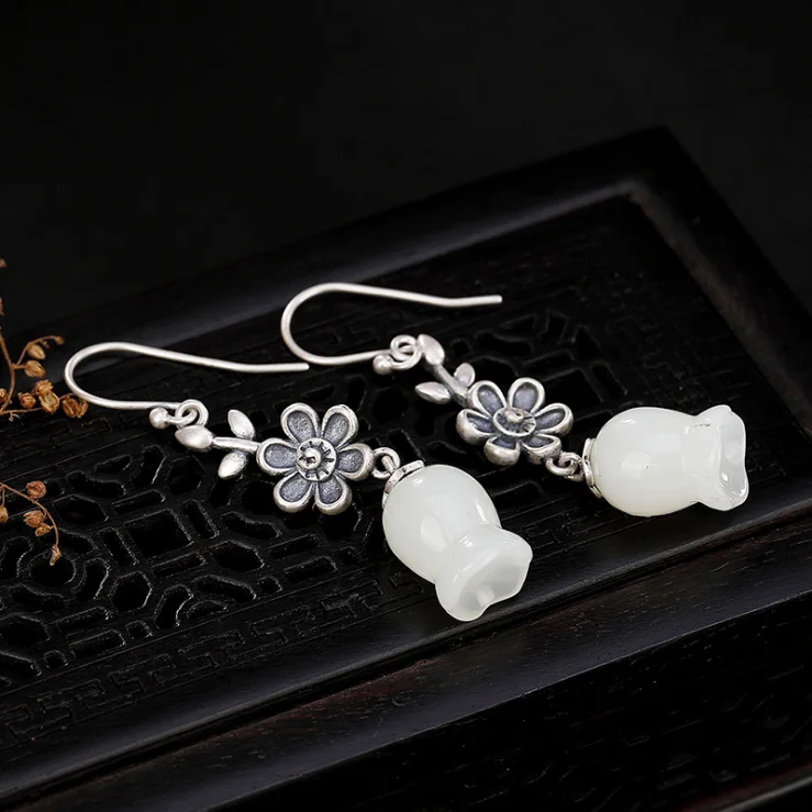 

Retro simple tulip flower shape inlaid with white jade long temperament ladies earrings S925 white fungus jewelry