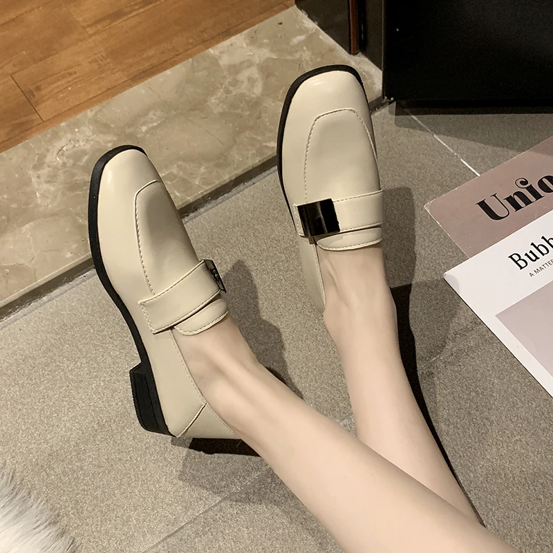 Женская обувь с металлическим украшением милые лоферы круглым носком новинка 2019