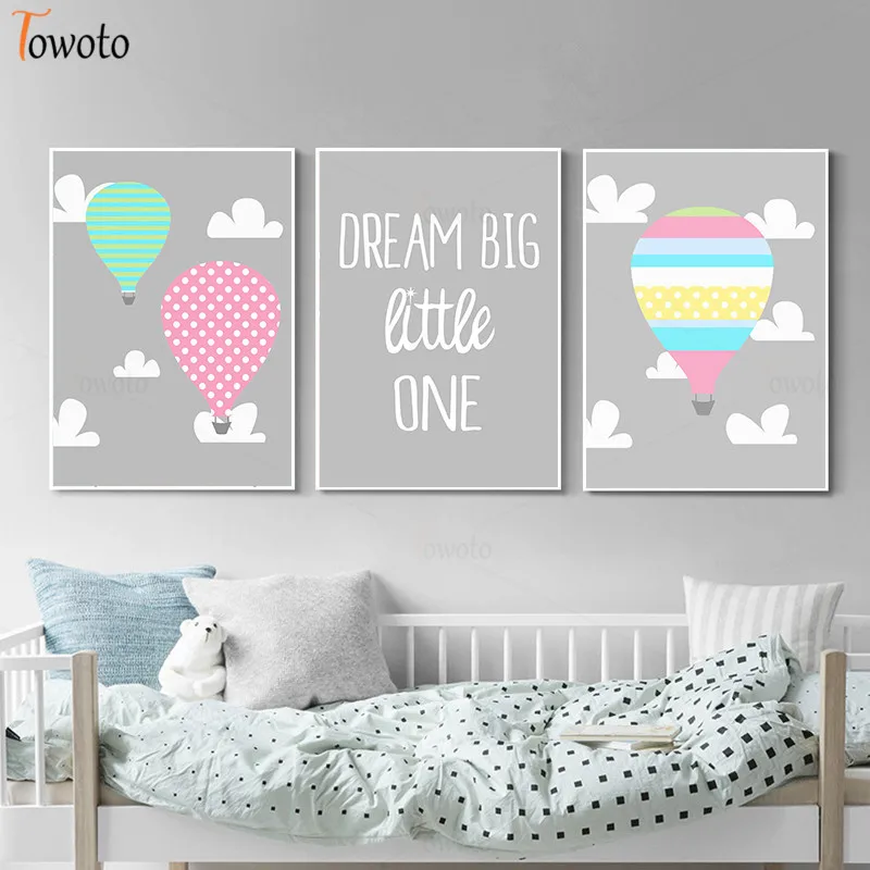 Футболка с длинным рукавом и мультяшными изображениями на открытом воздухе