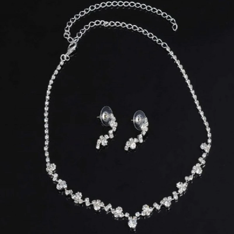 Характерное ожерелье с бриллиантами Простыми линиями и серьгами простой