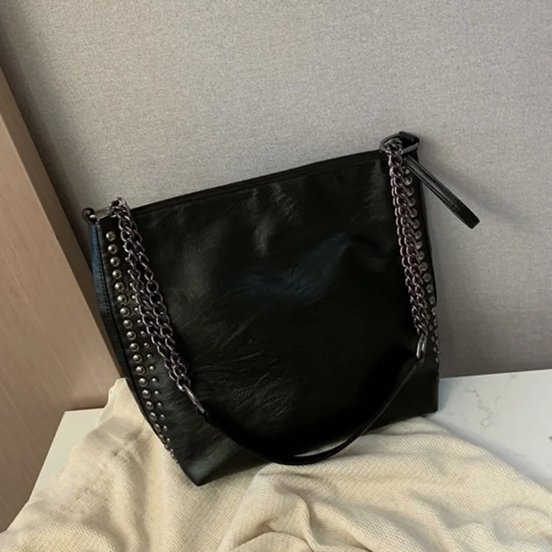 Женская сумка новинка 2019 через плечо с заклепками Большая вместительная