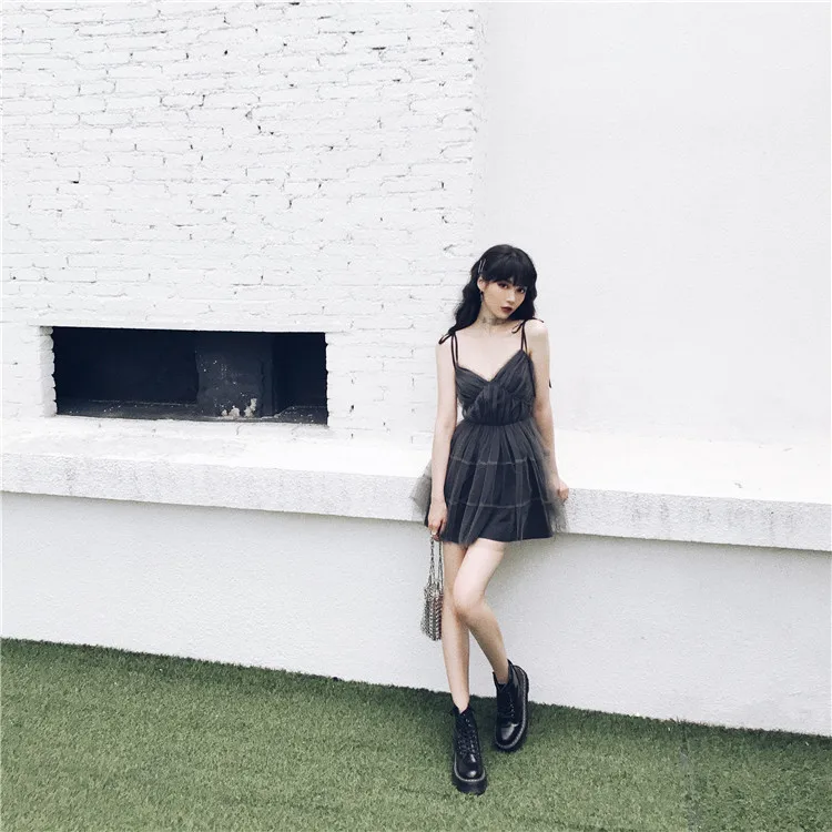 Женское винтажное платье Ruibbit серое кружевное мини на тонких бретельках вечерние