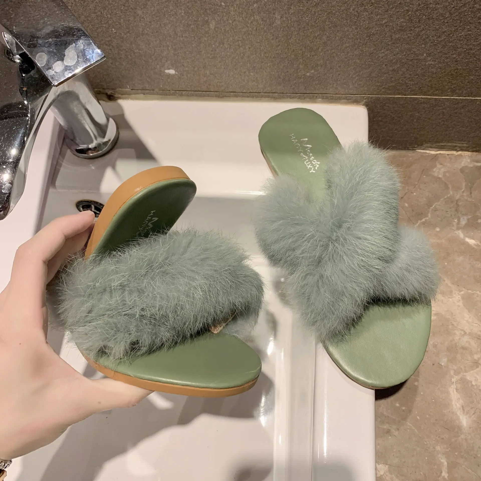 

Autumn Women Shoes 2020 Fashion Women Slippers Home Flat Slippers Ladies Plush Slippers Luxury Brand Slippers Rubber Slippers