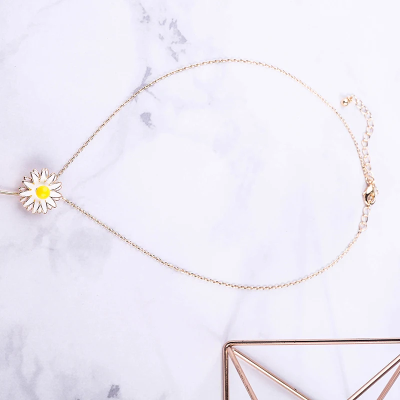 Изысканное ожерелье с жемчужной подвеской из белой эмали желтого цвета