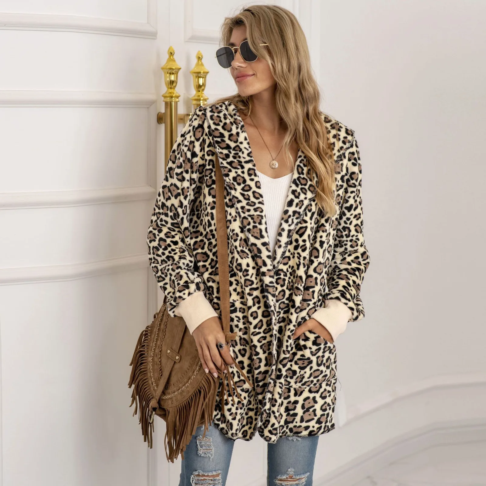 Куртка женская зимняя с леопардовым принтом и отложным воротником светильник