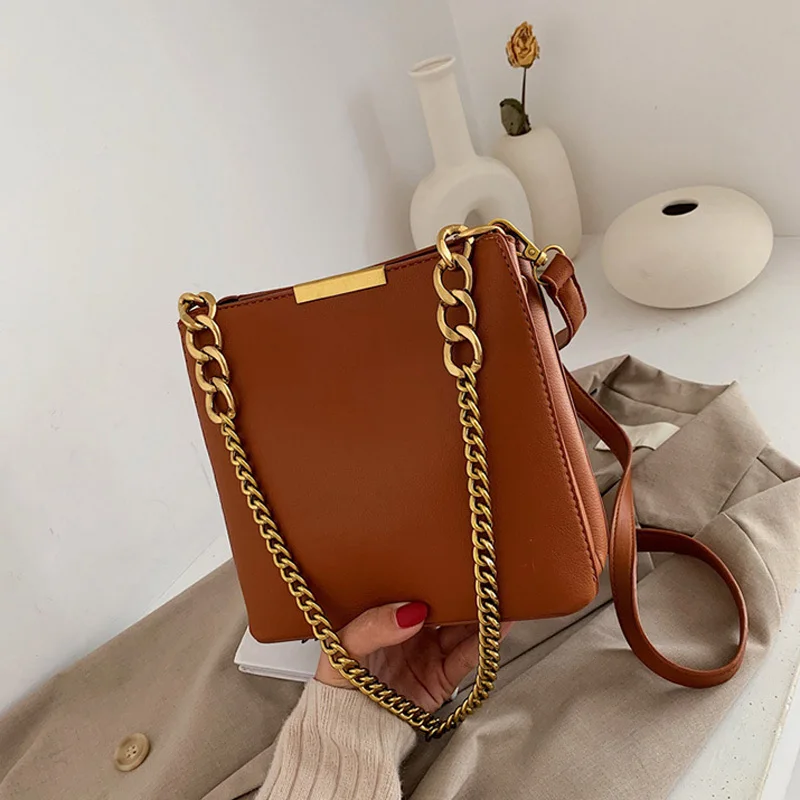 Женская кожаная сумка через плечо элегантная брендовая с цепочкой дизайнерская