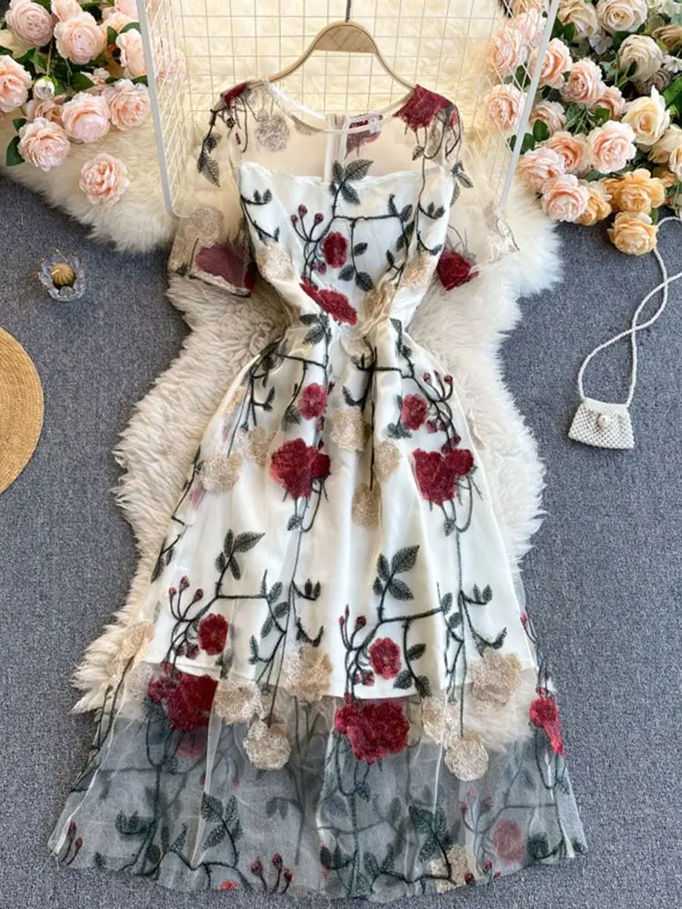 

Женское платье с круглым вырезом, коротким рукавом и цветочной вышивкой