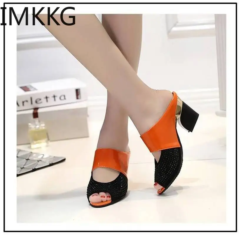 Женские сандалии на квадратном каблуке летние разноцветные модные шлепанцы с