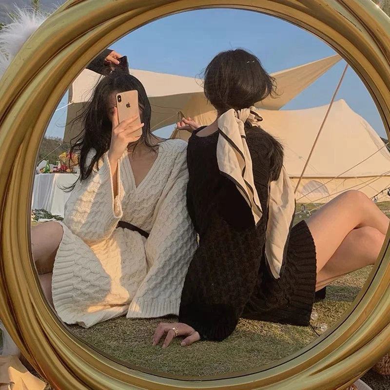 Женское трикотажное платье-свитер средней длины с V-образным вырезом | Женская