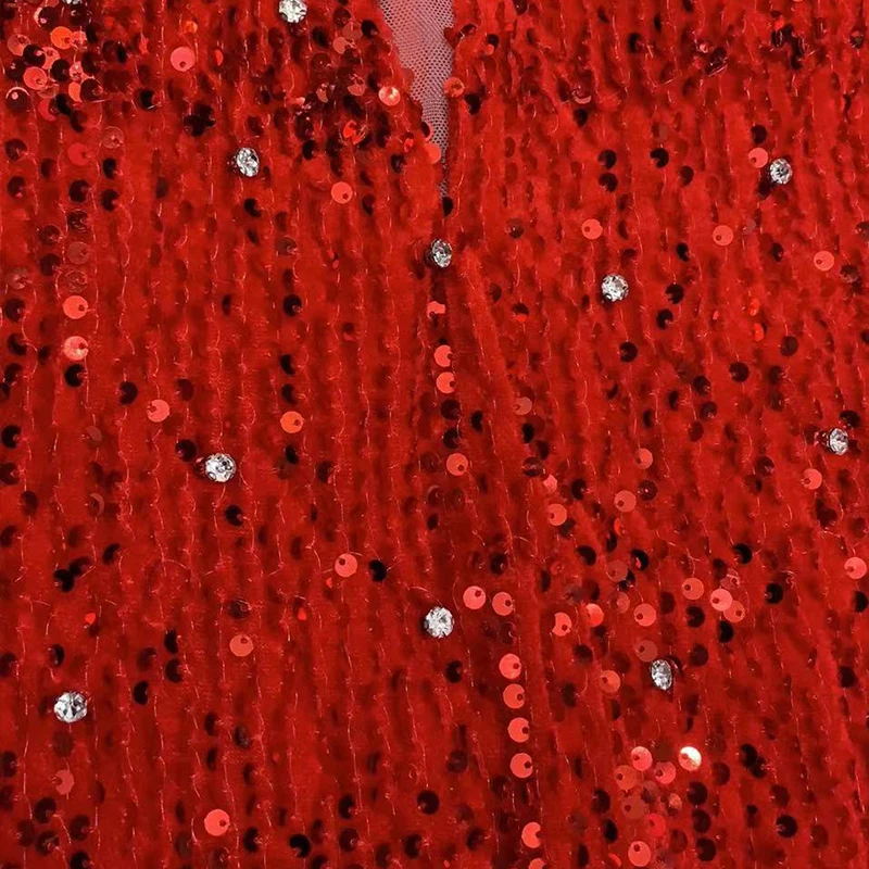 Роскошное красное вечернее платье с длинным рукавом украшенное стразами и