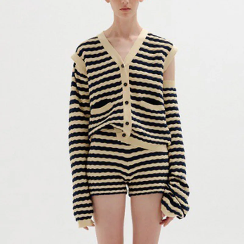 Женский кардиган с V-образным вырезом модельный абрикосового и черного цветов