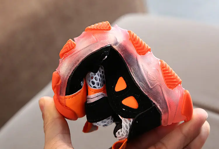 

2021 New Kids USB Luminous Sneakers Glowing Children Lights Up Shoes With Led Slippers Girls Illuminated Krasovki Footwear Boys