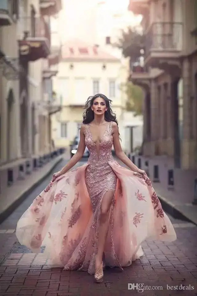 Платье вечернее с юбкой годе глубоким V образным вырезом и кружевной