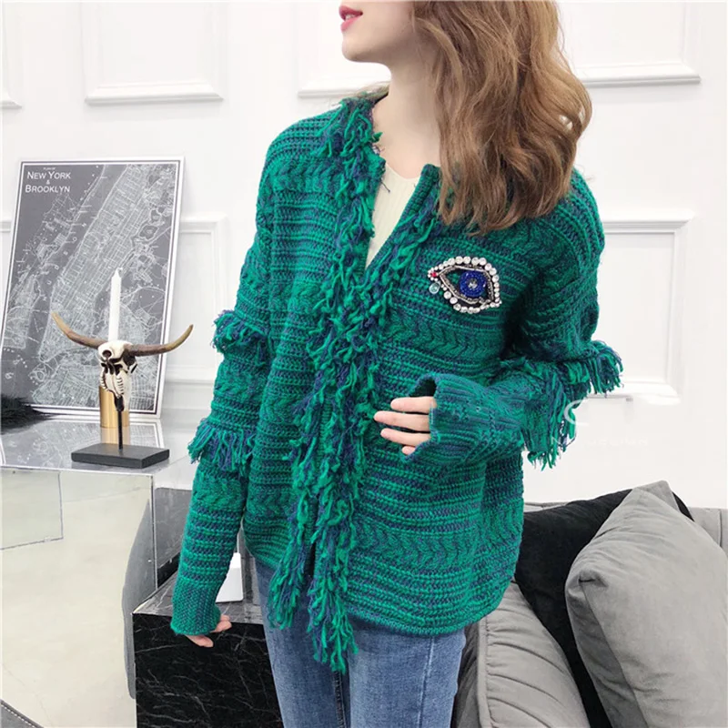 Женский толстый кардиган теплый темно зеленый с кисточками и бусинами