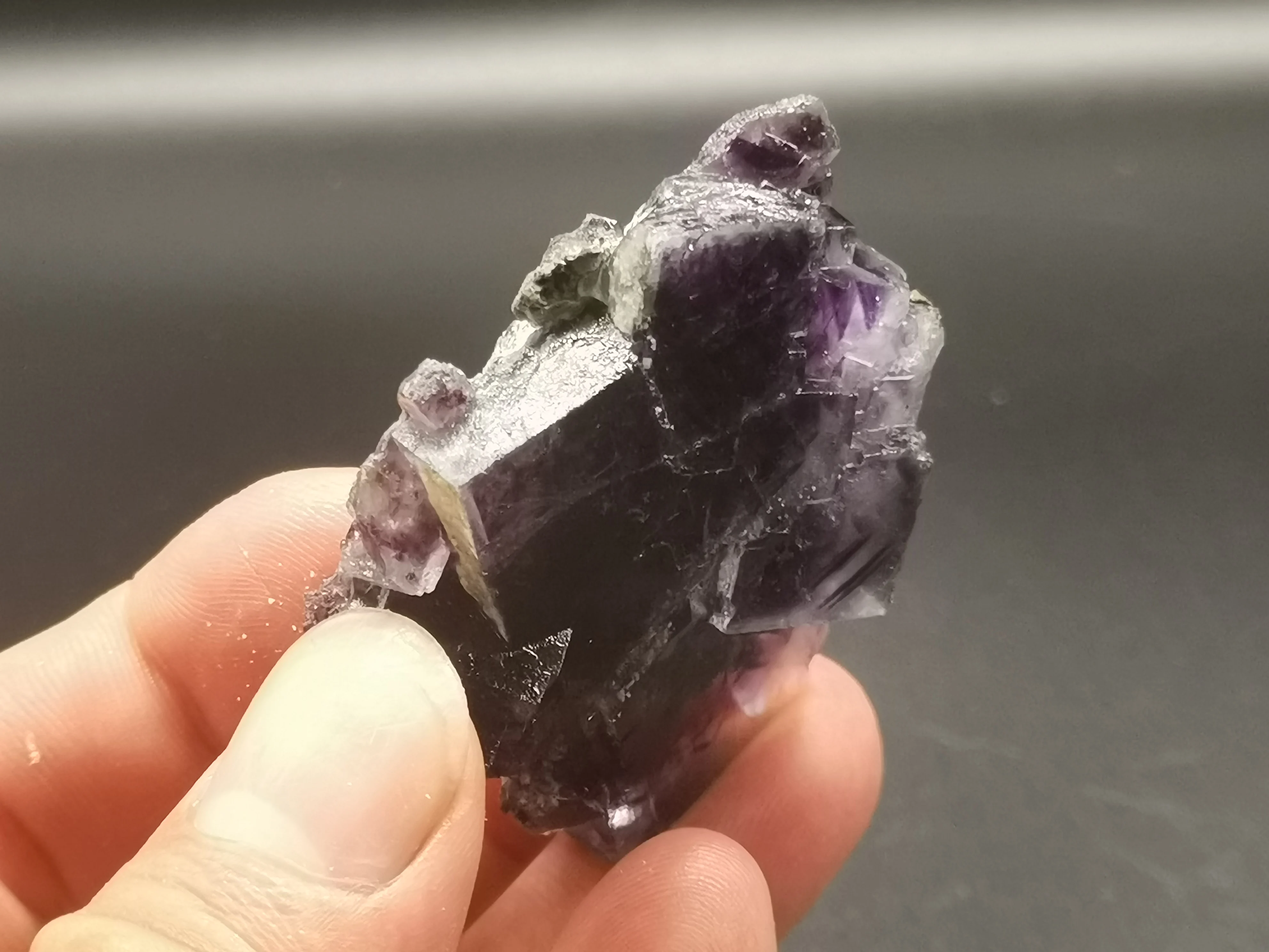 

72.5gNatural dark purple fluoritecrystal mineral specimen