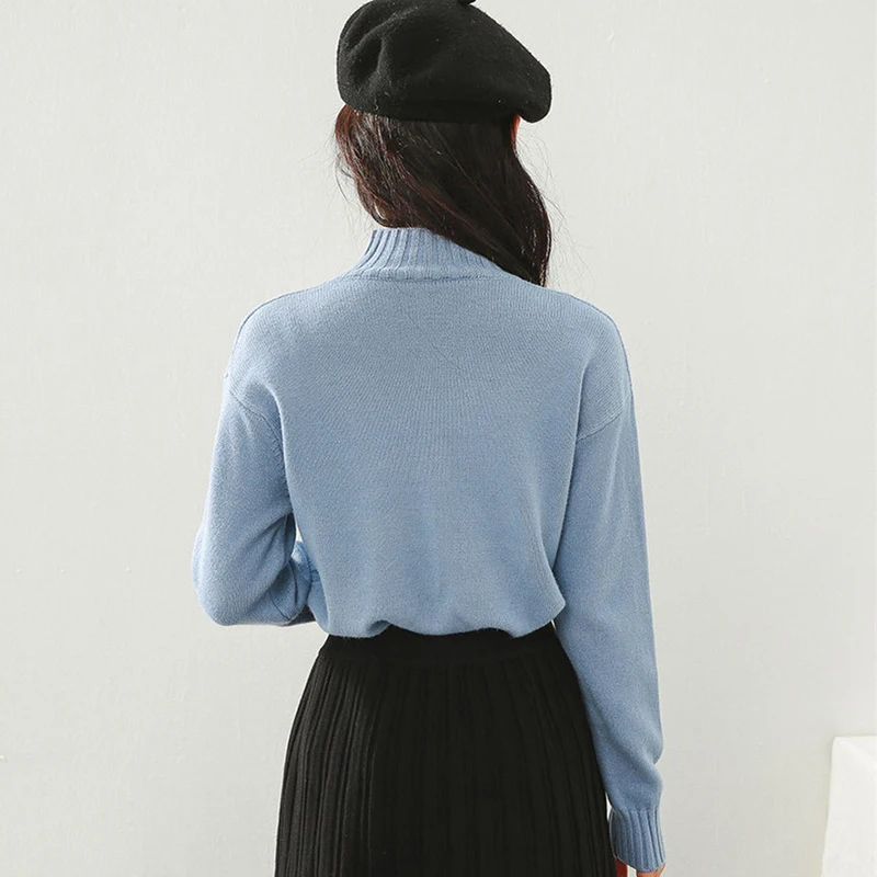 Женский свитер однотонный вязаный с воротником-хомутом на осень и зиму