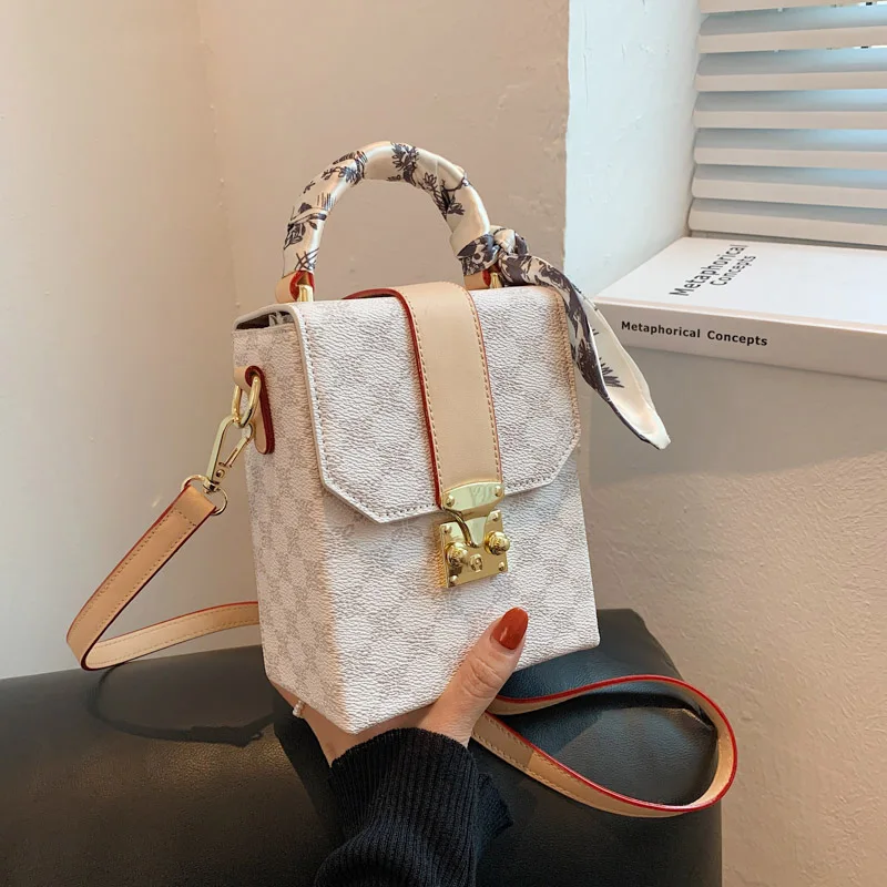 

Fashion Ladies Metal Lock Shoulder Bags With Silk Scarf 2021 Winter New Handbags Crossbody Bag Female Trend Shopping Bag Female