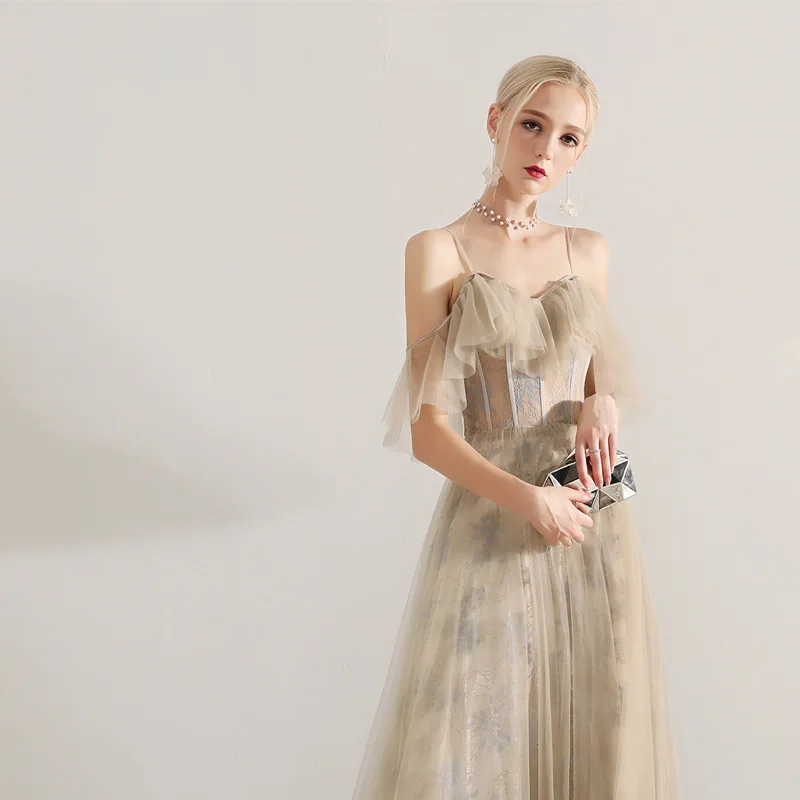 Женское длинное вечернее платье на тонких бретельках | Свадьбы и торжества