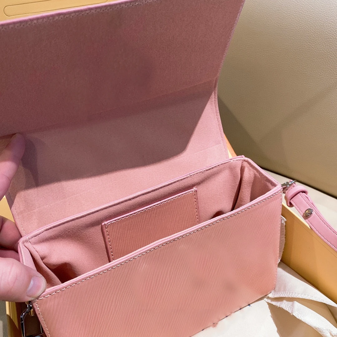 

New product recommendation Simple classic small square bag Fashion personality handbag Pure color water ripple shoulder bag