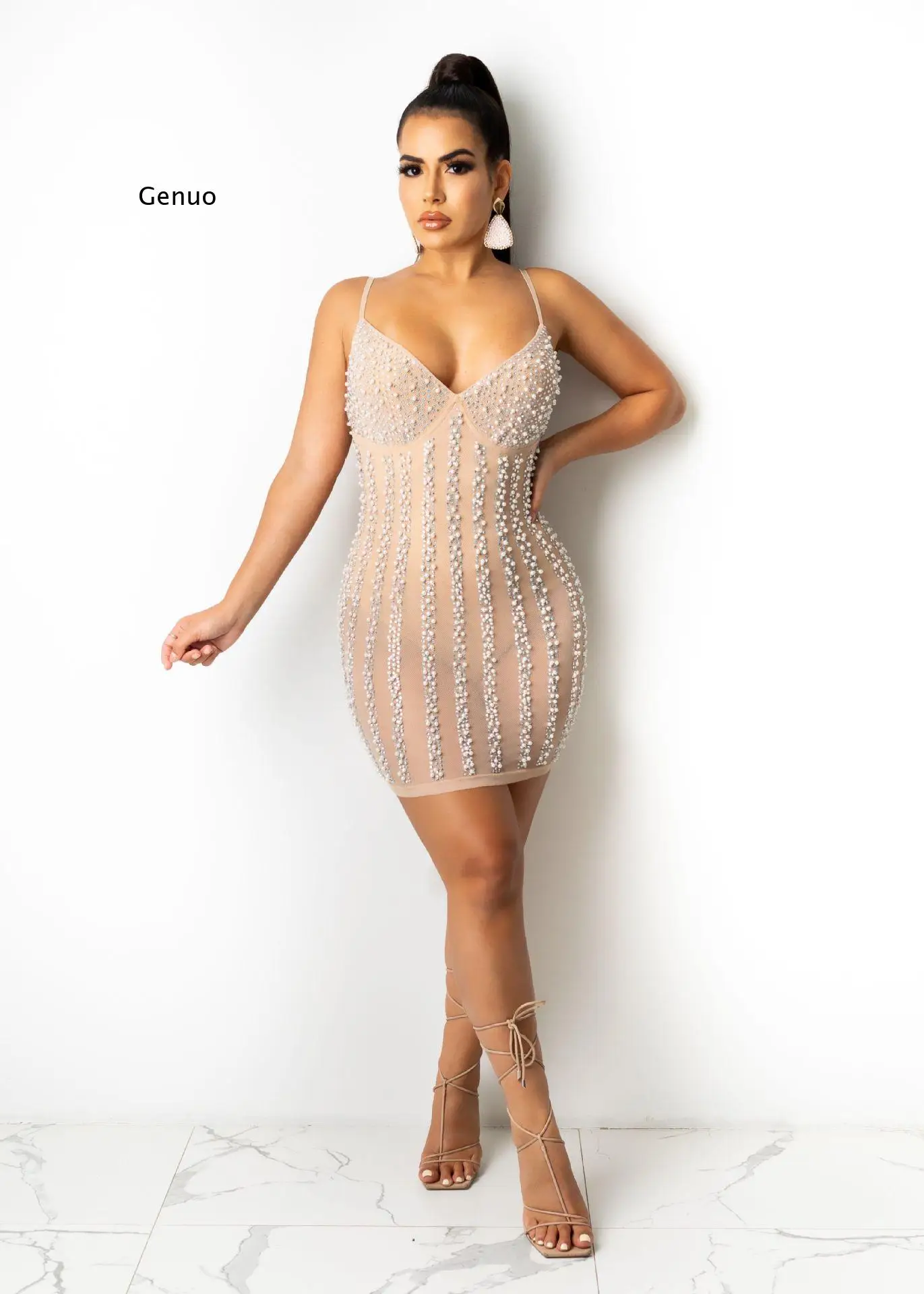 Женское блестящее облегающее платье-карандаш на тонких бретельках с V-образным