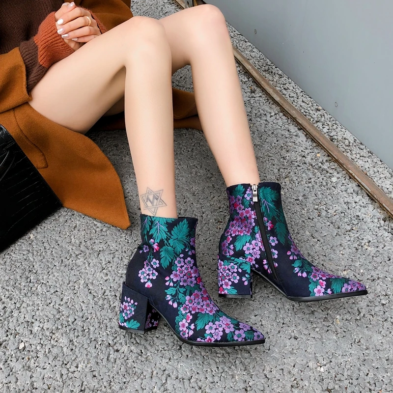 Женские ботинки с цветочной вышивкой Новинка 2019 года Модные женские ботильоны