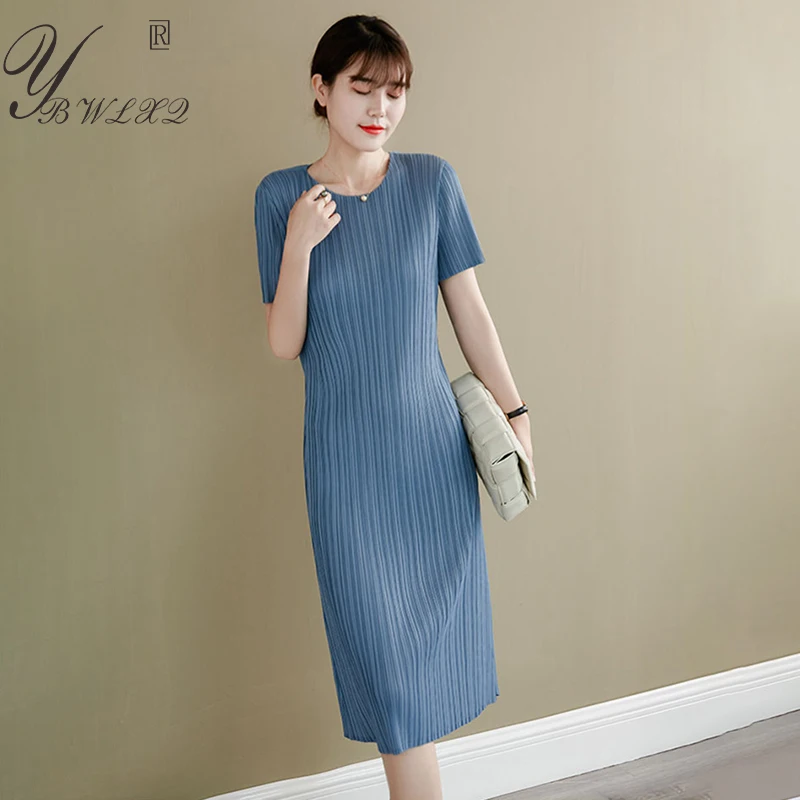 

Женское прямое эластичное платье средней длины, однотонное Удобное повседневное простое платье со складками и круглым вырезом, с коротким ...