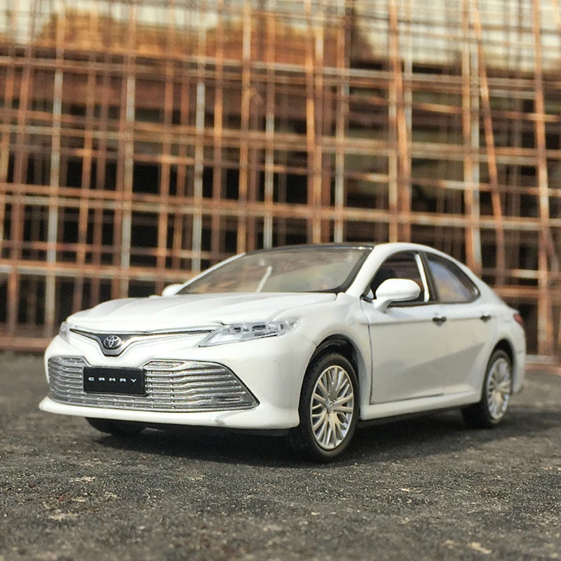 

Модель автомобиля из сплава Toyota 8 поколения Camry в масштабе 1:34, металлическое украшение, игрушки со звуком и светом, детский подарок на день ро...