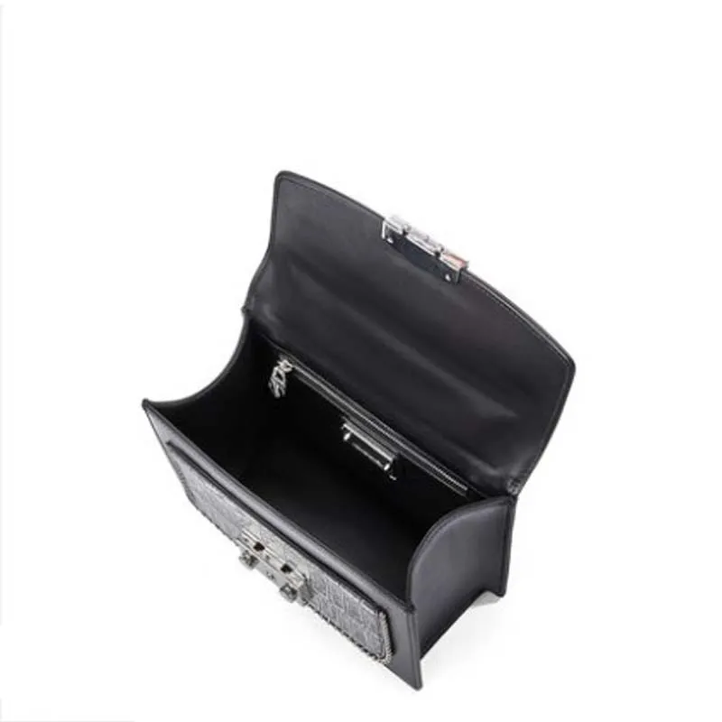 Рисунок 3 - Женская сумка из крокодиловой кожи