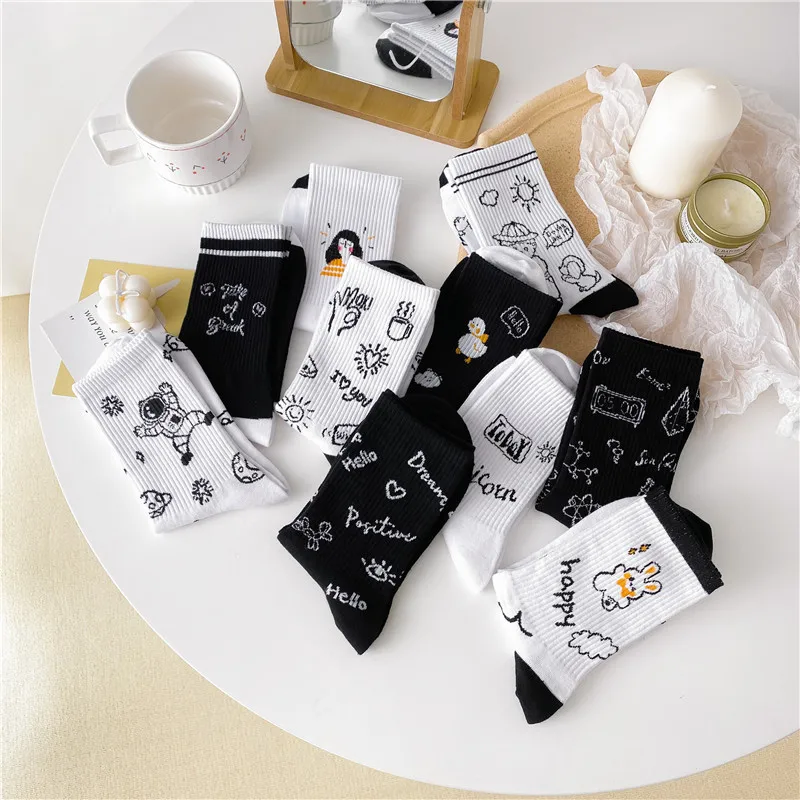 

2021 new cute trendy fashion black and white women's socks personality illustration graffiti sports socks