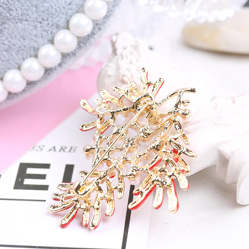 Брошь женская с эмалью VEYO красного цвета кораллом и жемчугом | Украшения