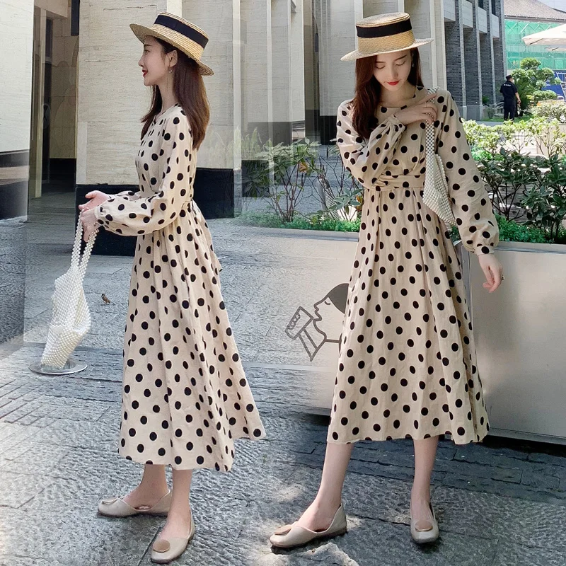 Женское платье для кормящих мам бежевое в черный горошек с длинными