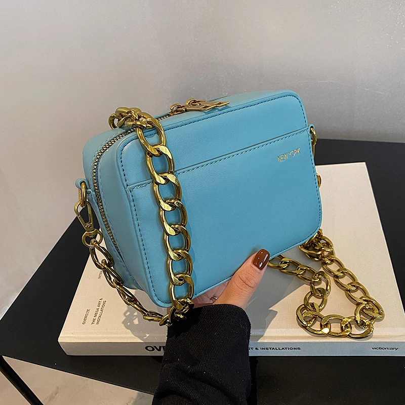 

Миниатюрные сумки через плечо из искусственной кожи в форме коробки с ремнем на толстой цепочке для женщин, новинка 2021, зимние дамские сумоч...