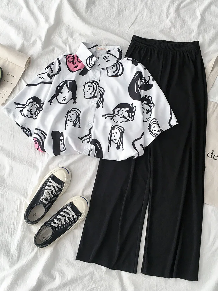 Женский костюм из двух предметов рубашка с коротким рукавом и широкие брюки в