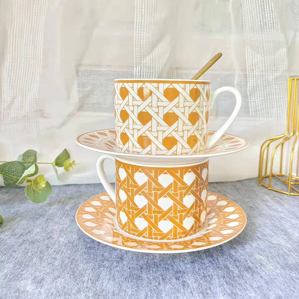 

Роскошная чайная гирлянда с золотой ручкой в стиле ретро, кружка для завтрака и молока, Свадебная подарочная коробка, керамическая кофейная чашка, ложка, набор посуды, в европейском стиле