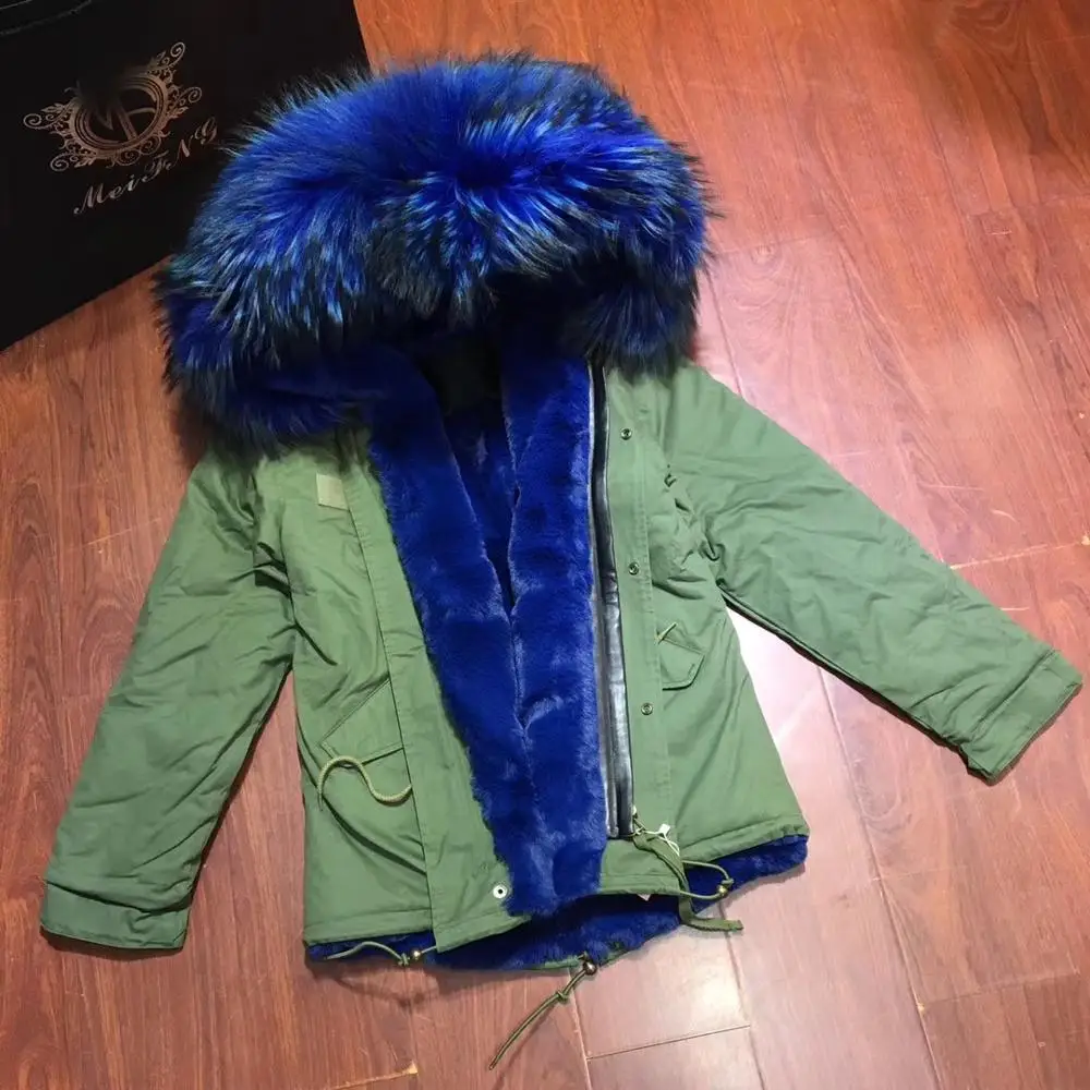 Женское зимнее короткое пальто с меховым воротником батальных размеров | Женская