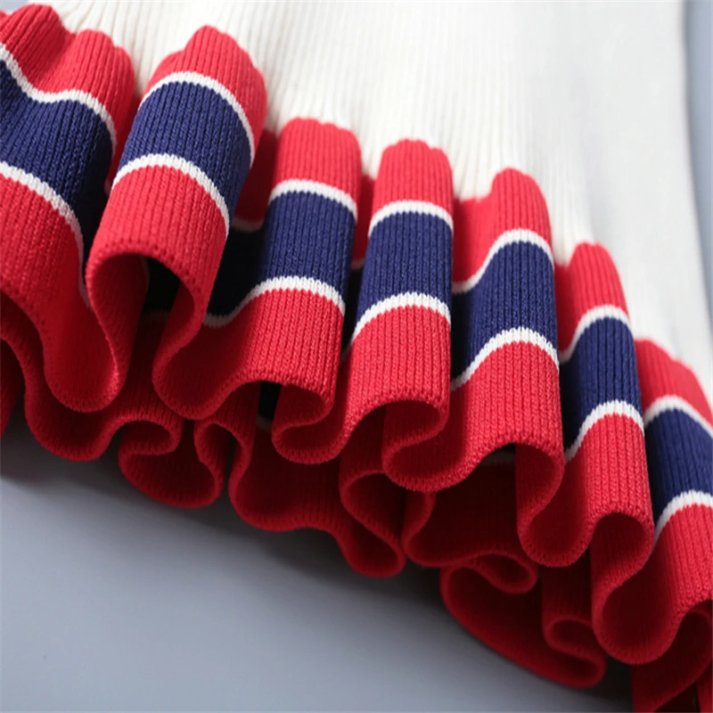 Женский укороченный топ в полоску с v-образным вырезом и оборками летний