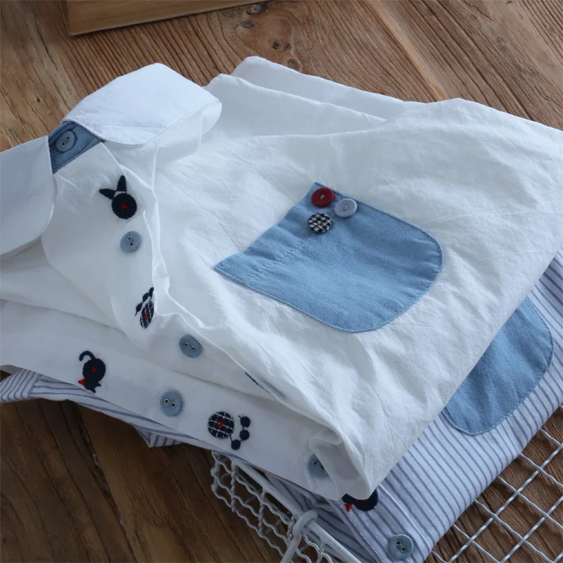 Белая хлопковая рубашка в полоску с длинными рукавами и вышитыми котами