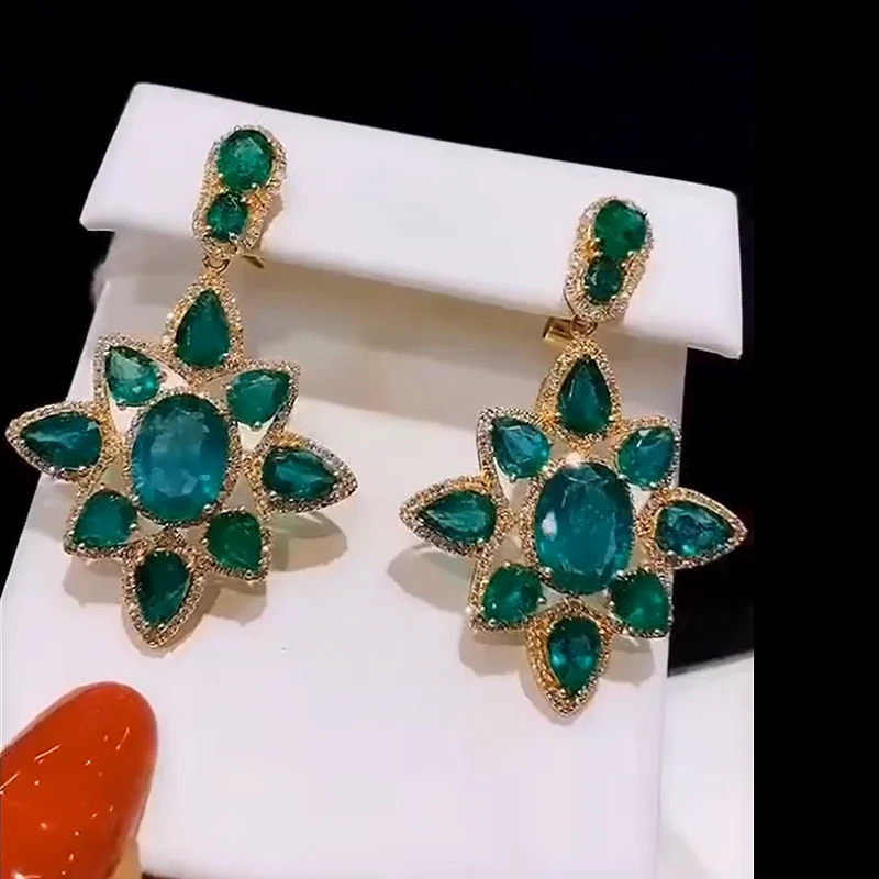 Роскошные сережки из 18 каратного золота с Изумрудом и бриллиантом