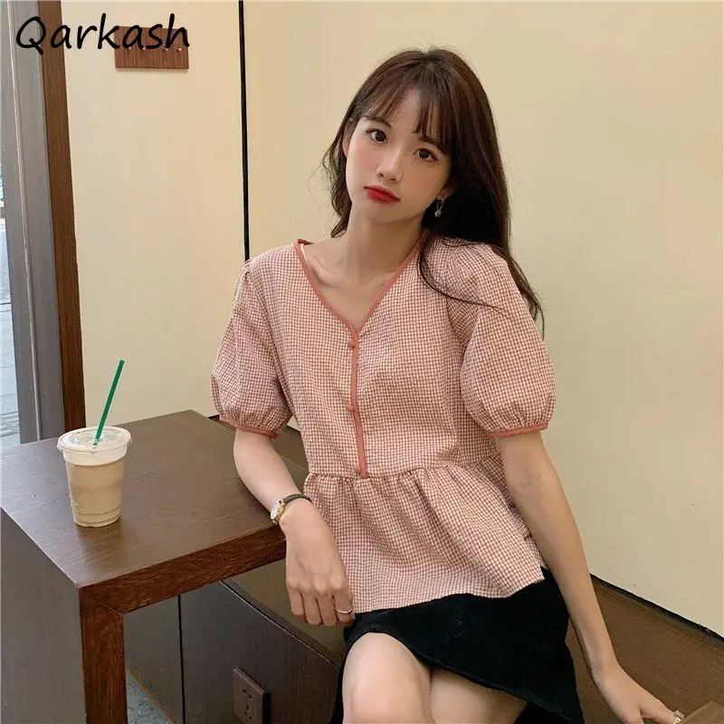 

Блузка женская клетчатая с пышными рукавами и V-образным вырезом