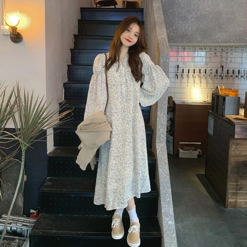 

2021 new Korean retro autumn and winter gentle v-neck floral loose lace-up long dress fashion joker bottom skirt.