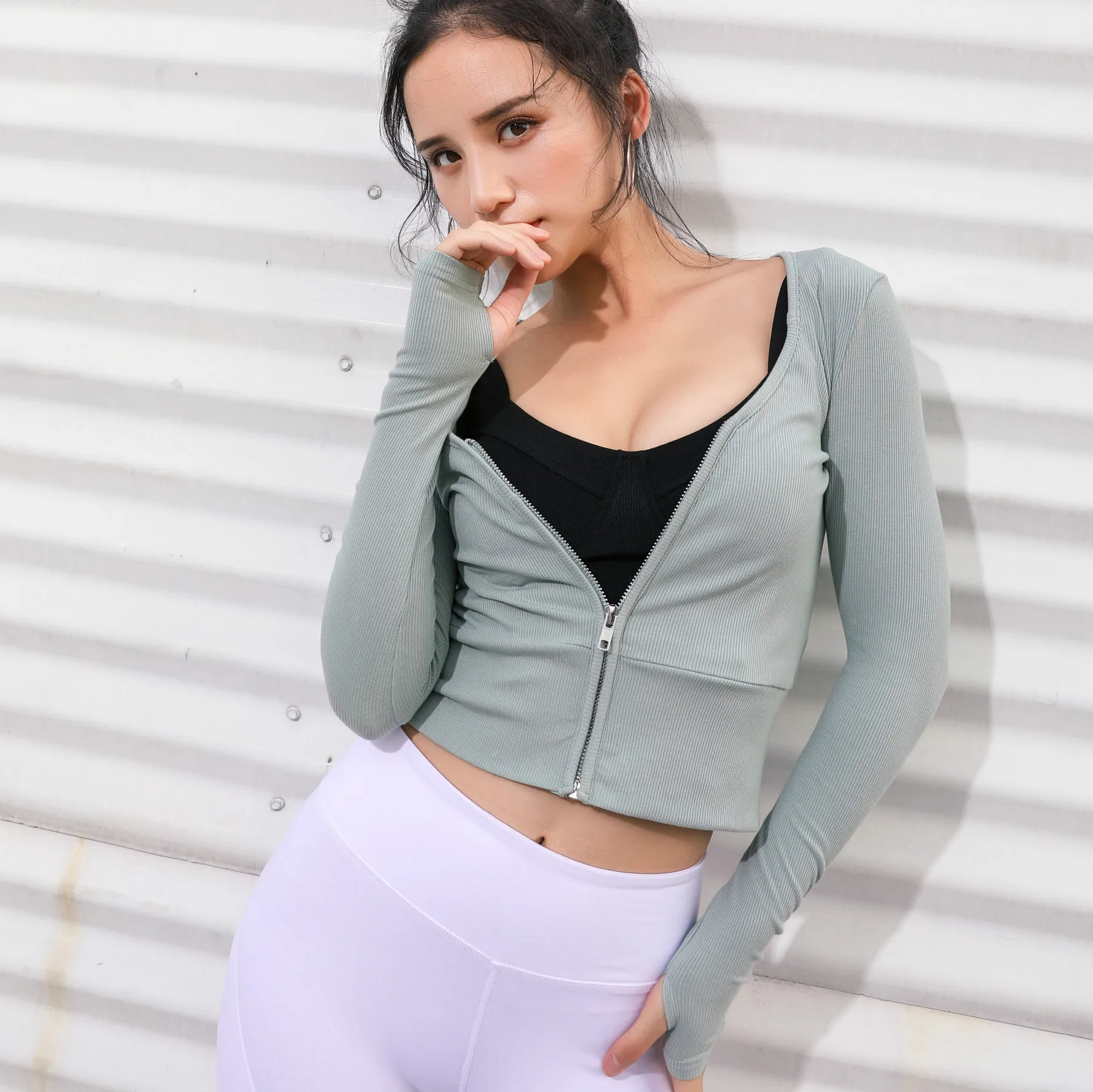 Женская куртка с длинным рукавом и глубоким V-образным вырезом на молнии для бега